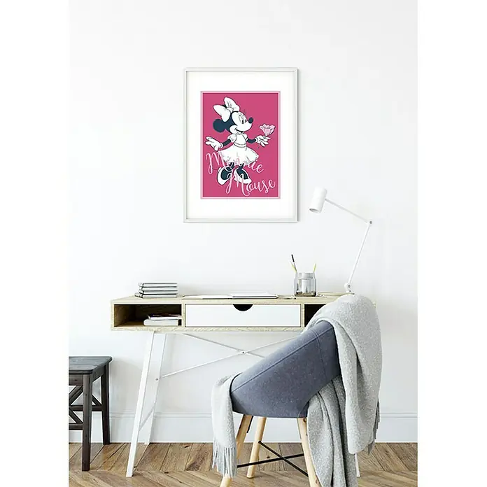 Komar Disney Edition 4 Poster Minnie Mouse Girly - Disney, B x H: 50 x 70 cm - Minnie Mouse Poster mit pinkfarbenem Hintergrund und weißem Rahmen über einem Schreibtisch. Niedliche Dekoration für Kinderzimmer und Disney-Fans.