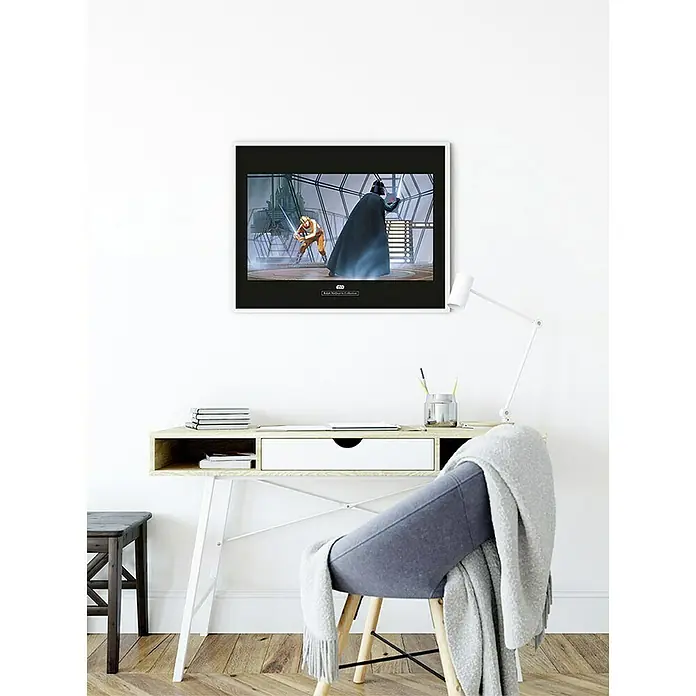 Komar Star Wars Poster RMQ Vader Luke Carbonit Room - Star Wars, B x H: 40 x 30 cm - Gerahmtes Star Wars-Kunstwerk "Das Imperium schlägt zurück" mit Darth Vader und Luke Skywalker in einem stilvollen, modernen Büro.
