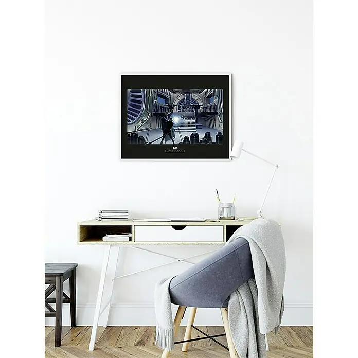 Komar Star Wars Poster RMQ Vader Luke Throneroom - Star Wars, B x H: 70 x 50 cm - Gerahmtes Star Wars Kunstwerk an der Wand über einem Schreibtisch. Das Kunstwerk zeigt eine Szene aus dem Film.