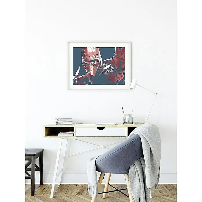 Komar Star Wars Poster Faces Kylo - Star Wars, B x H: 40 x 30 cm - Das Foto zeigt einen weißen Schreibtisch mit einem gerahmten Star Wars Kylo Ren-Kunstdruck darüber, der eine stilvolle und moderne Atmosphäre schafft.
