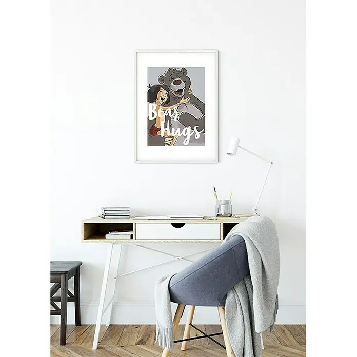 Komar Disney Edition 4 Poster Bear Hug - Disney, B x H: 30 x 40 cm - Ein Kinderzimmer mit einem Balu und Mogli "Bear Hugs" Poster, das an der Wand über einem Schreibtisch hängt und eine gemütliche Atmosphäre schafft.