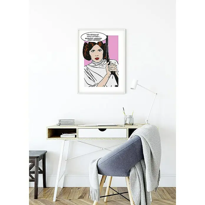 Komar Star Wars Poster Comic Quote Leia - Star Wars, B x H: 40 x 50 cm - Ein stilvolles Büro mit einem gerahmten "Star Wars"-Kunstdruck von Prinzessin Leia an der Wand, der dem Raum einen popkulturellen Touch verleiht.