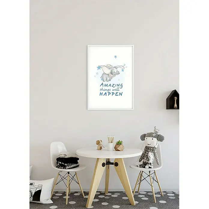 Komar Disney Edition 4 Poster Dumbo Amazing - Disney, B x H: 30 x 40 cm - Ein gerahmtes Dumbo-Poster mit der Aufschrift "Amazing things will happen", das eine spielerische und motivierende Note in jedes Kinderzimmer bringt.