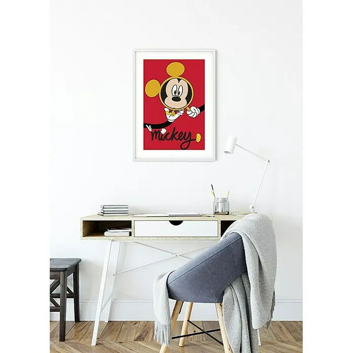 Komar Disney Edition 4 Poster Mickey Mouse Magnifying Glass - Disney, B x H: 30 x 40 cm - Ein gerahmtes Mickey Mouse-Poster an der Wand über einem Schreibtisch mit Stuhl. Ein dekoratives Stück für jedes Kinderzimmer.