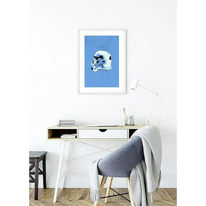 Komar Star Wars Poster Helmets Stormtrooper - Star Wars, B x H: 40 x 50 cm - Das blaue Stormtrooper Helm-Poster im weißen Rahmen an der Wand verleiht dem Raum einen futuristischen Touch und erinnert an die Star Wars Saga.