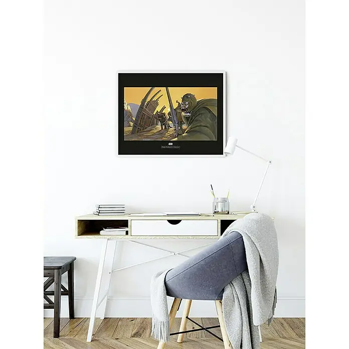Komar Star Wars Poster RMQ Tusken - Star Wars, B x H: 40 x 30 cm - Gerahmtes Star Wars Tusken Raider Kunstwerk an der Wand über einem Schreibtisch, das dem Raum ein cineastisches Flair verleiht.