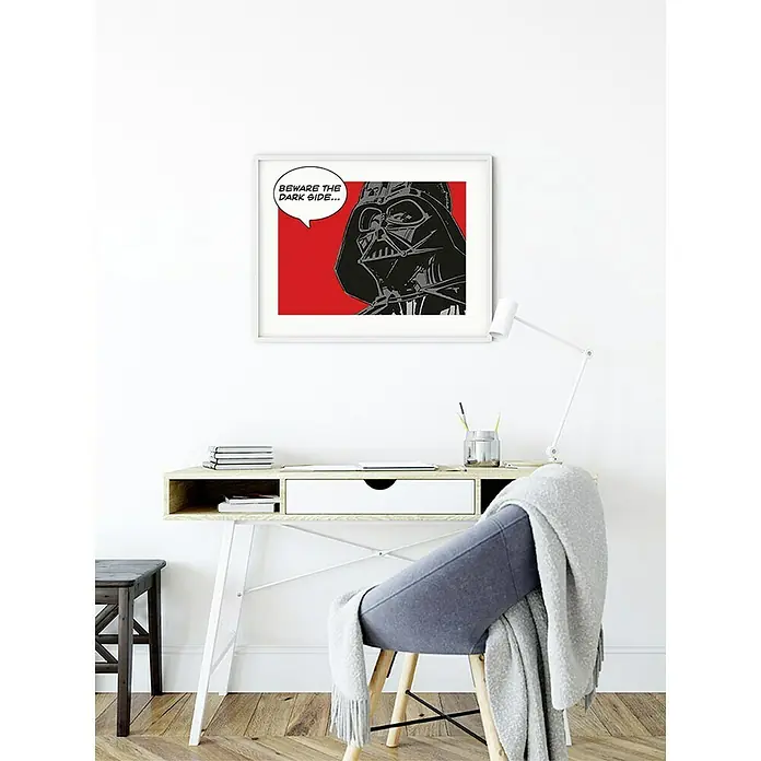 Komar Star Wars Poster Comic Quote Vader - Star Wars, B x H: 70 x 50 cm - Darth Vader Kunstdruck mit einer roten Leinwand in einem weißen Rahmen mit dem Text "Beware the dark side", die sich über einem hellen Holzschreibtisch befindet.