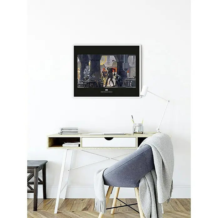 Komar Star Wars Poster RMQ Mos Eisley Streets - Star Wars, B x H: 70 x 50 cm - Poster mit Star Wars Motiv. Das Bild zeigt die Bar-Szene in Mos Eisley, hängt über einem Schreibtisch und verleiht dem Raum einen Hauch von Science-Fiction.