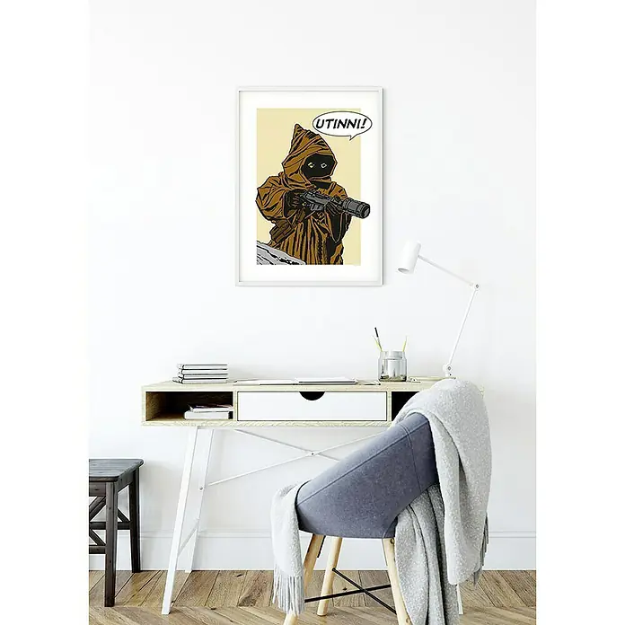 Komar Star Wars Poster Comic Quote Jawa - Star Wars, B x H: 30 x 40 cm - Ein gerahmtes "Utinni!" Jawa-Kunstdruck hängt über einem minimalistischen Schreibtisch und verleiht dem modernen Raum einen Hauch von Star Wars Charme.