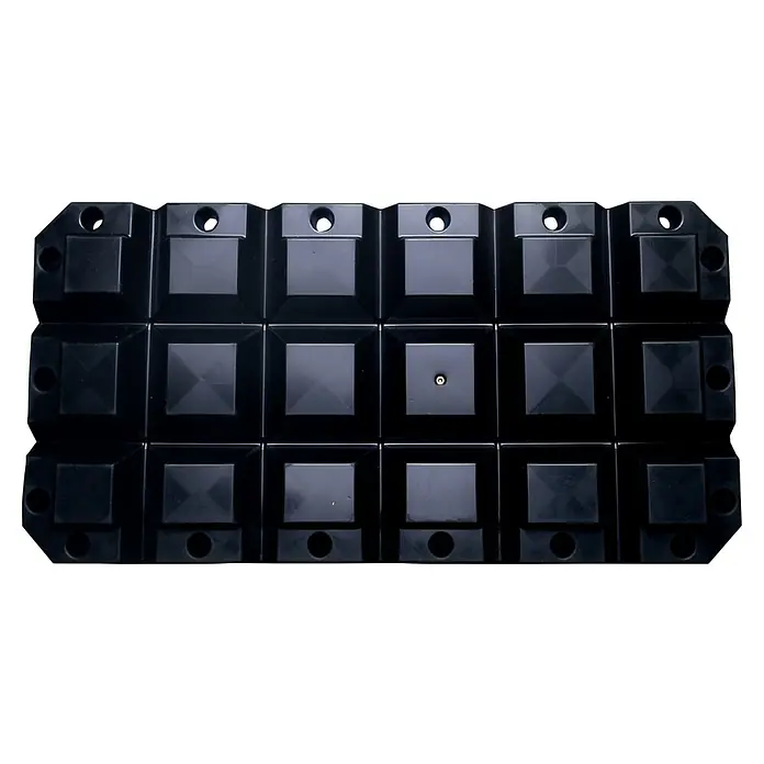 Talamex Multifender - L x B x H: 60 x 30 x 8 cm, Schwarz - Detailaufnahme einer schwarzen, modularen Kunststoffoberfläche mit quadratischen Elementen und runden Aussparungen.