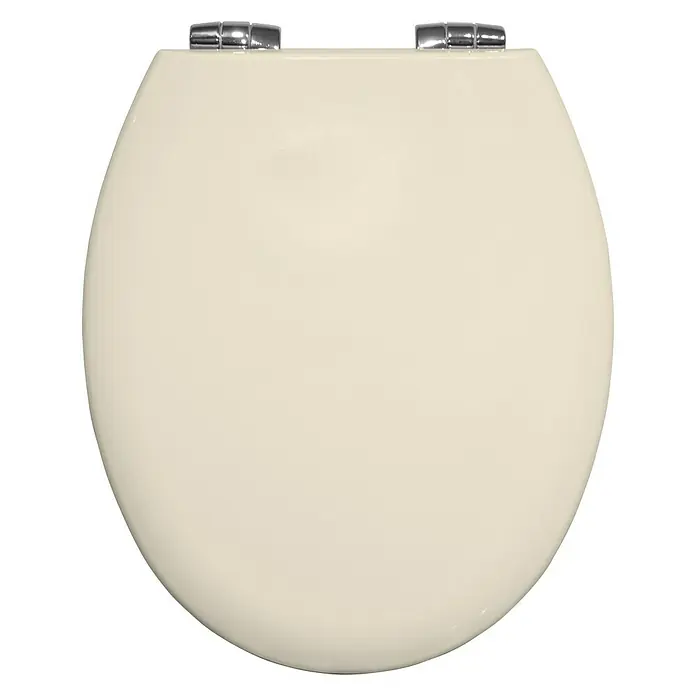 Poseidon WC-Sitz Rio - Holz, Pergamon, Mit Absenkautomatik - Elfenbeinfarbener Toilettensitz aus Holz mit glänzenden Chromscharnieren auf schwarzem Hintergrund.