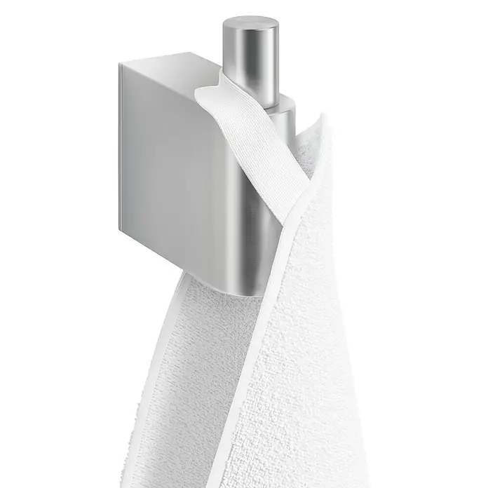 Zack Atore Handtuchhaken - Edelstahl, Matt - Handtuch hängt an einem modernen, silberfarbenen Handtuchhaken.
