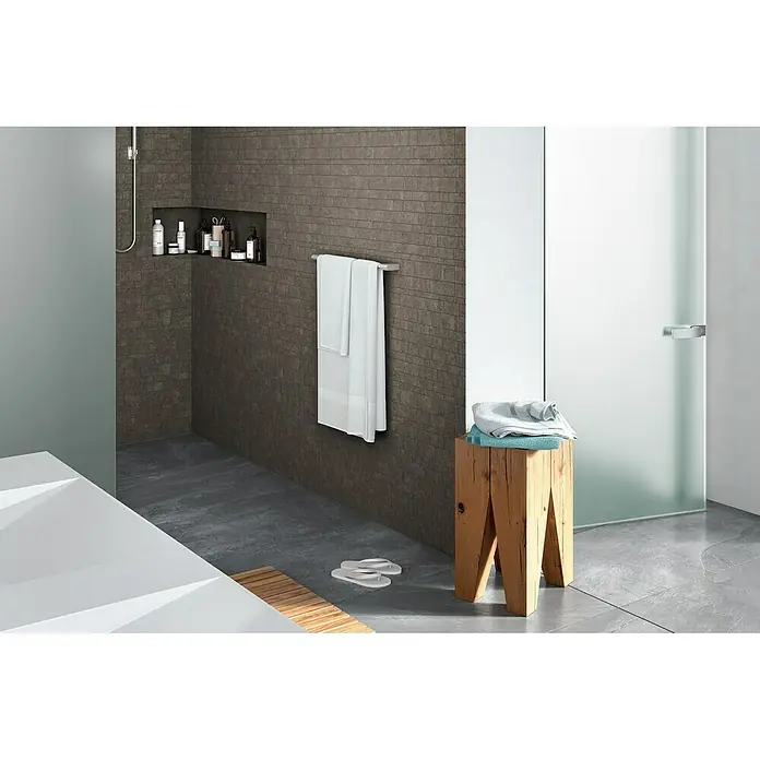 Zack Atore Badetuchhalter - Breite: 50,2 cm, Edelstahl, Matt - Badezimmer mit Holzhocker, Handtüchern und Badaccessoires. Der Hocker bietet Ablagefläche für Textilien und Kosmetikprodukte im Bad.