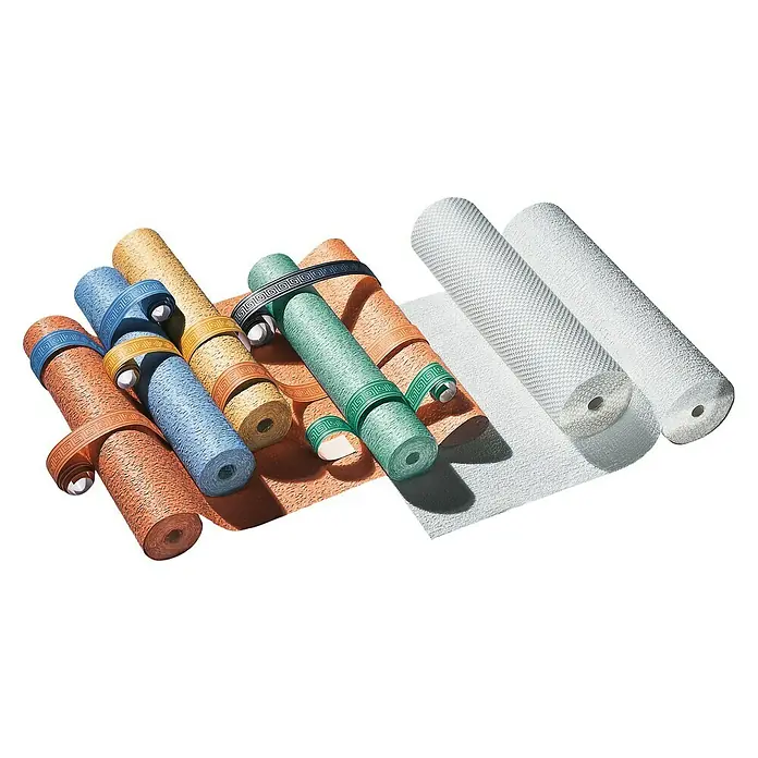 A.S. Création Vinyltapete Simply White - Weiß, Uni, L x B: 15 x 0,53 m - Eine Nahaufnahme von einer Reihe von dekorativen, farbigen Wandrollen und weißen Rollen. Sie sind alle eng zusammengerollt und mit Bändern versehen.
