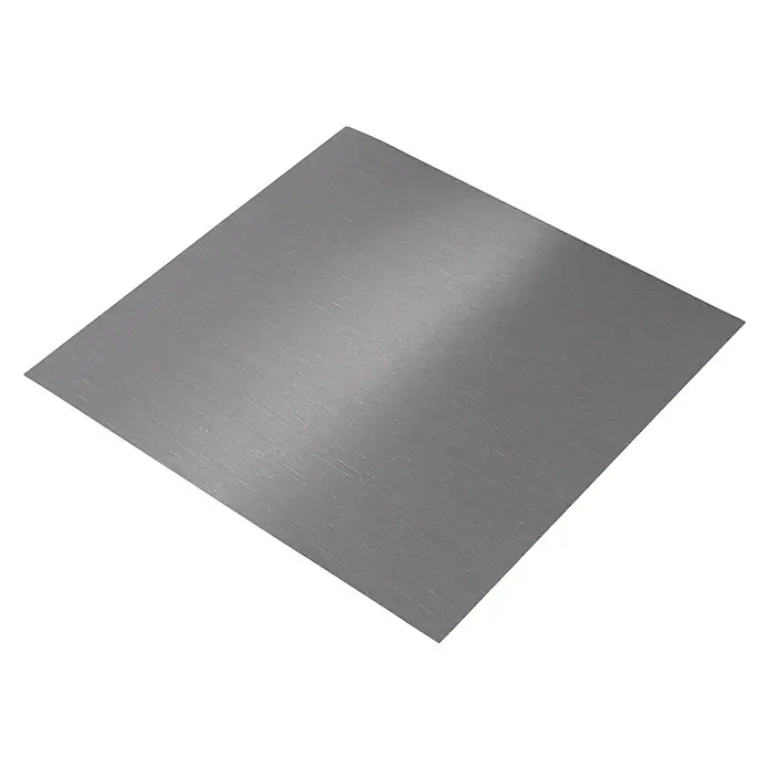 Glattblech - L x B: 500 x 250 mm, Stärke: 0,5 mm, Aluminium, Eloxiert, Grau - Nahaufnahme einer quadratischen Aluminiumplatte mit gebürsteter Textur auf schwarzem Hintergrund, ideal für industrielle Anwendungen.