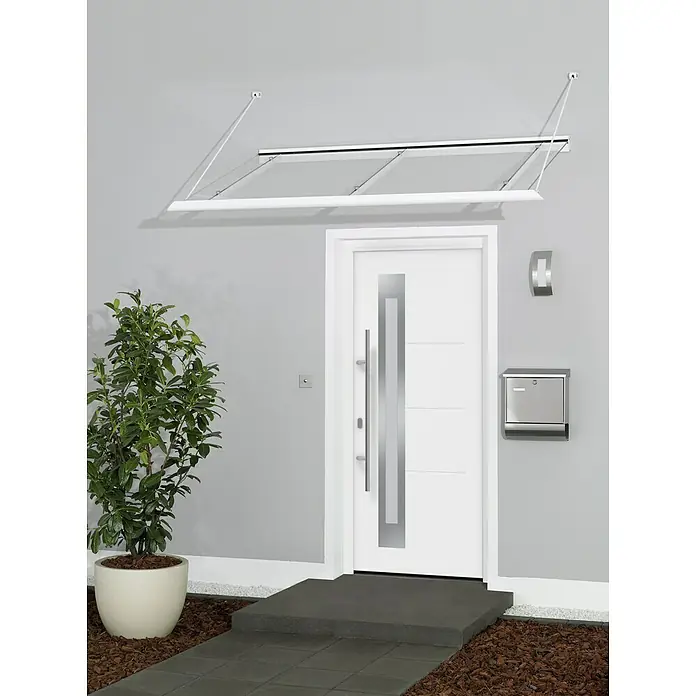 Hörmann EcoStar Haustür ISOPRO IP 780S - 110 x 210 cm, DIN Anschlag: Links, Verkehrsweiß - Vordach mit Glasabdeckung und weißen Rahmen montiert über einer modernen weißen Haustür mit Briefkasten und Pflanzen.