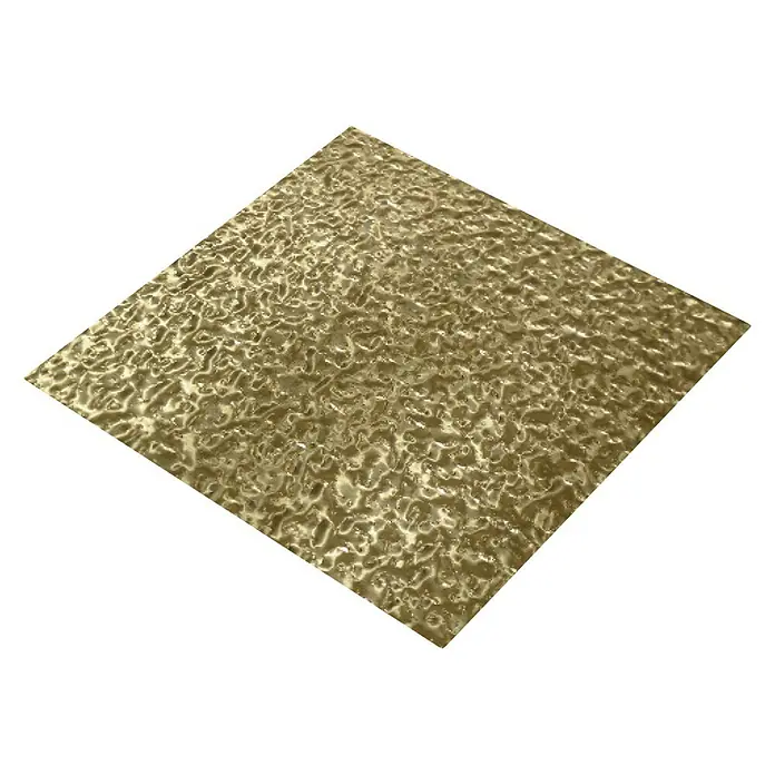 Rauputzblech - L x B: 500 x 250 mm, Stärke: 0,4 mm, Aluminium, Unbehandelt - Nahaufnahme einer quadratischen goldenen Platte mit unregelmäßiger, strukturierter Oberfläche auf schwarzem Hintergrund.