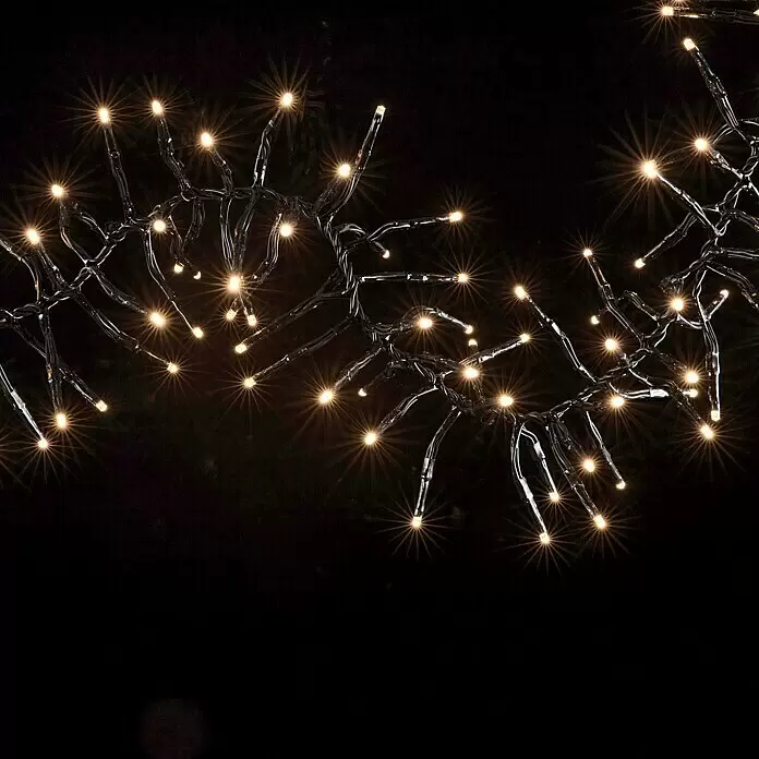 Tween Light LED-Clusterlichterkette 8 Funktionen - Außen, Länge: 12,4 m, 1.000 Stk., Netzbetrieben - Warmweiße LED-Lichterkette im Cluster-Design mit dunklen Kabeln, hell leuchtend vor dunklem Hintergrund.