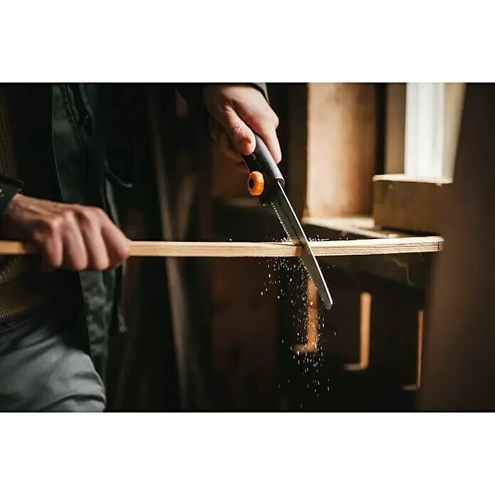 Fiskars Garten-Klappsäge SW72 - Länge: 22,3 cm - Stimmungsaufnahme