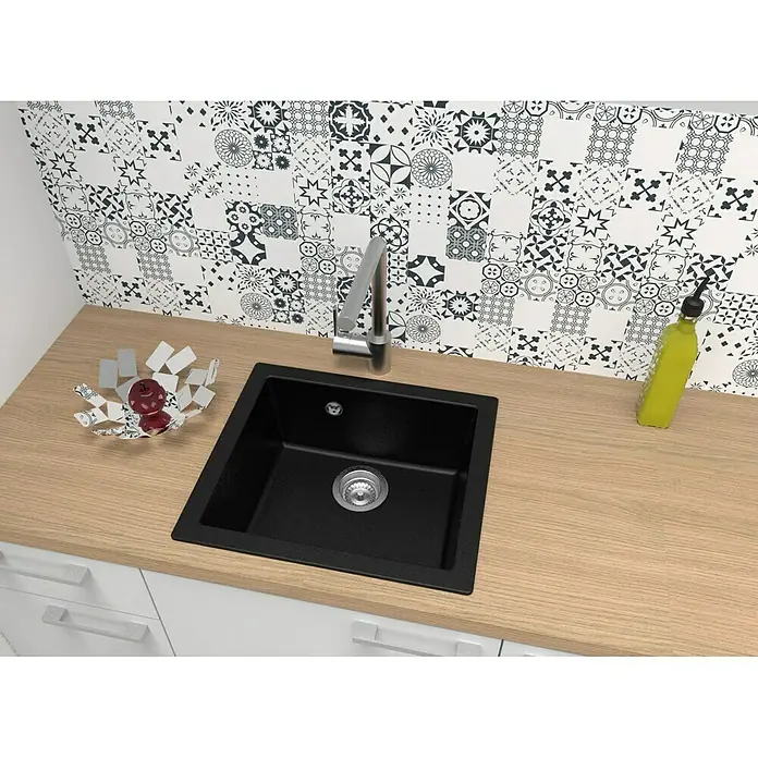 Respekta Fregadero encastrable Ohio - 50 x 44 cm, Negro - Un fregadero de cocina negro moderno con un elegante grifo, integrado en una encimera de madera clara. El fregadero presenta un diseño minimalista.