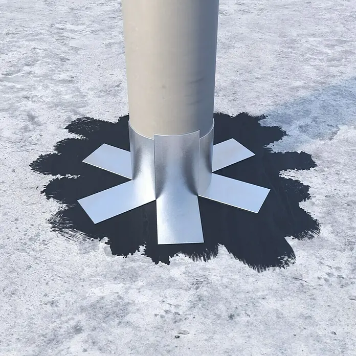 Probau Bitumen- & Reparaturband - Blei, 10 m x 7,5 cm, Selbstklebend - Ein isoliertes Rohr ragt durch eine abgedichtete Dachfläche, umgeben von Metallmanschetten und schwarzem Dichtmittel.
