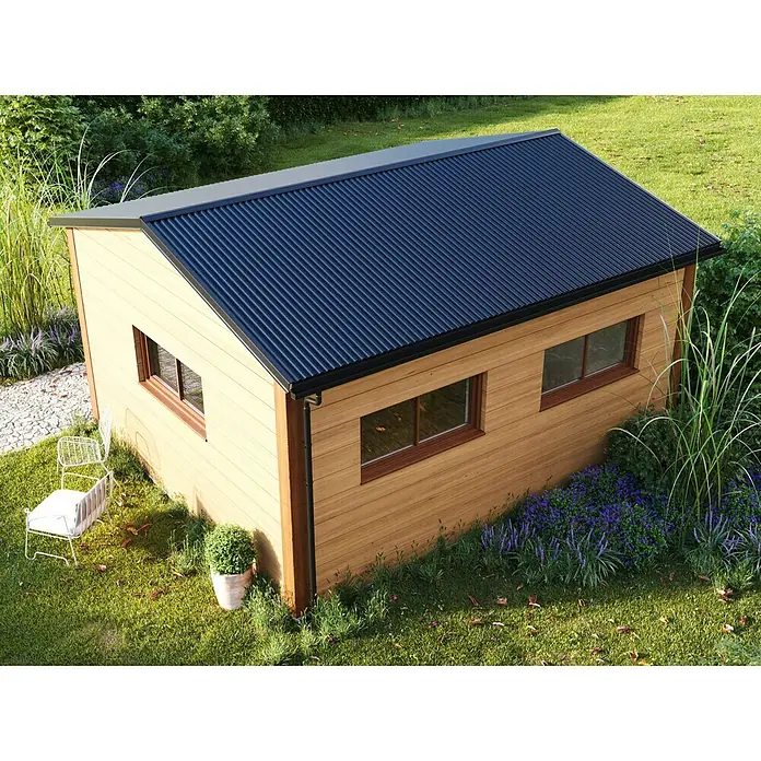 Metdach Dachblech Wellblech350 cm x 88,3 cm x 0,4 mm, Rot - Ein geräumiges Gartenhaus mit einem robusten, dunklen Dach und Holzverkleidung, umgeben von üppigem Grün, bietet vielseitigen Stauraum.