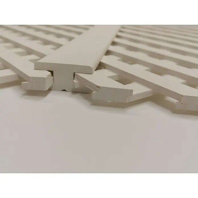 Celosía para exterior D12 Clásica - 85 x 218 cm, Blanco - Primer plano de una valla de celosía blanca, que muestra una superficie texturizada y un diseño moderno. Ideal para jardines y patios.