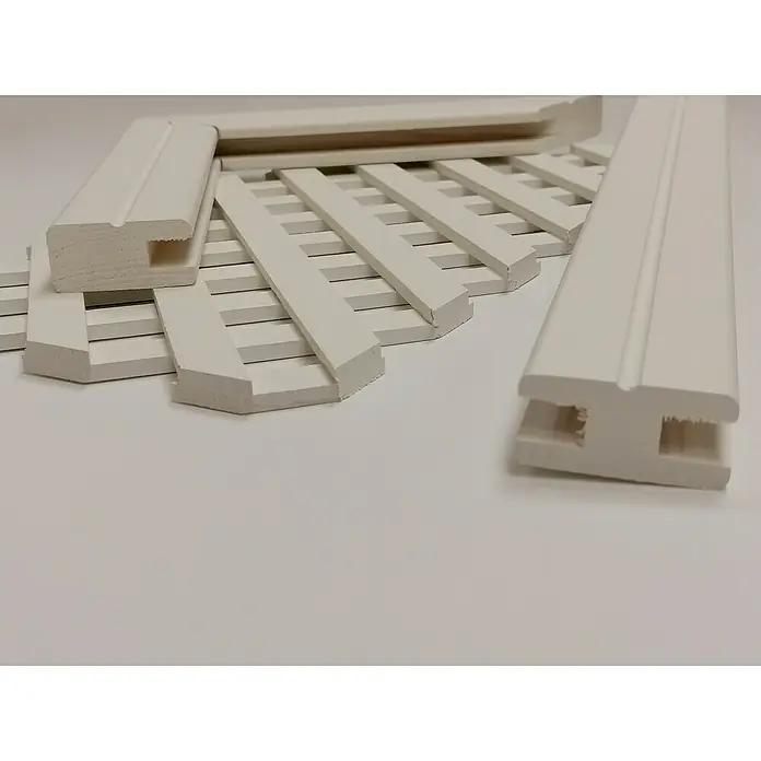 Perfil de unión encimeras celosía D12 - L x An x Al: 244 x 4,5 x 2,5 cm, Blanco - Primer plano de componentes de persianas de madera blanca dispuestos sobre una superficie blanca.