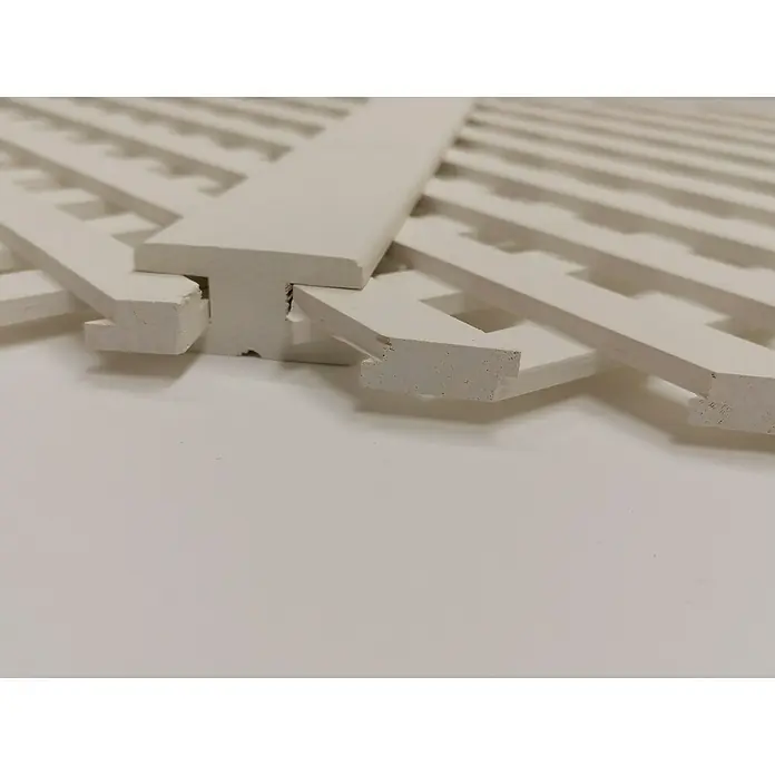 Perfil de unión encimeras celosía D12 - L x An x Al: 244 x 4,5 x 2,5 cm, Blanco - Primer plano de una valla de celosía blanca, que muestra un diseño elegante y moderno para exteriores.\n