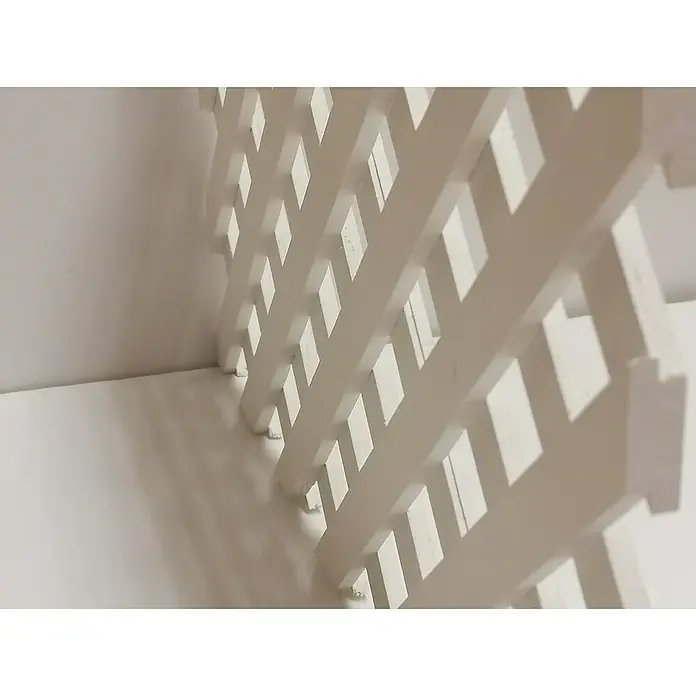 Celosía para exterior D12 Clásica - 85 x 218 cm, Blanco - Primer plano de un panel de celosía de madera blanca diagonal, perfecto para fines decorativos o como divisor de espacios, destacando la transmisión de luz.