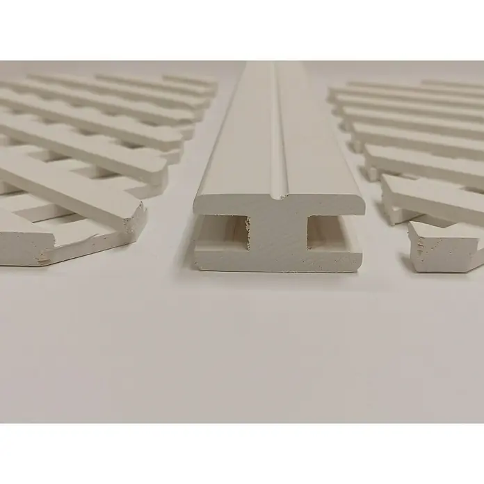 Perfil de unión encimeras celosía D12 - L x An x Al: 244 x 4,5 x 2,5 cm, Blanco - Primer plano de un perfil en H de plástico blanco y listones de cerca que muestran los detalles y la textura del material.