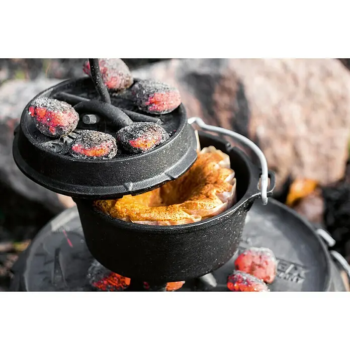 Petromax Dutch Oven - Ø x H: 31 x 18,6 cm, Gusseisen, 3,5 l, Mit Füßen - Dutch Oven mit Deckel und glühenden Kohlen. Ideal zum Kochen im Freien und für kulinarische Abenteuer in der Natur.