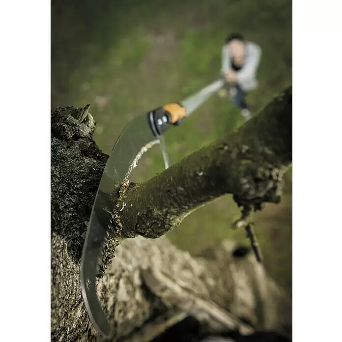 Fiskars QuikFit Hand-Astsäge - Länge: 56 cm, Stahl, Schwarz/Orange - Stimmungsaufnahme