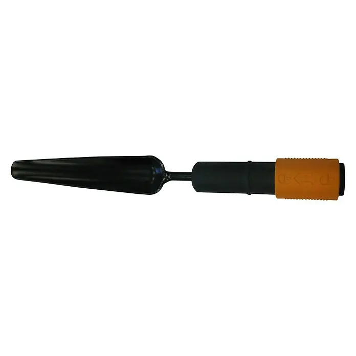 Fiskars QuikFit Unkrautstecher - 32,8 cm - Ein Detailbild eines schwarzen Pflanzspatens mit orangefarbenem Griff. Ideal für Gartenarbeiten und Pflanzen.