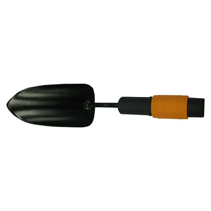 Fiskars QuikFit Blumenkelle - Arbeitsbreite: 7,5 cm, Borstahl - Nahaufnahme einer schwarzen, kleinen Gartenschaufel mit einem orangefarbenen Griff, ideal zum Pflanzen und Umtopfen von Blumen und Pflanzen.