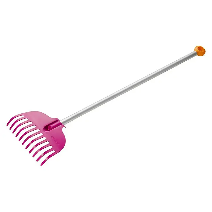 Fiskars Kinder-Fächerbesen My First - Arbeitsbreite: 19 cm, Anzahl Zinken: 11, Kurzstiel - Nahaufnahme eines Gartenrechens in Pink mit silbernem Griff und orangefarbener Spitze vor schwarzem Hintergrund.