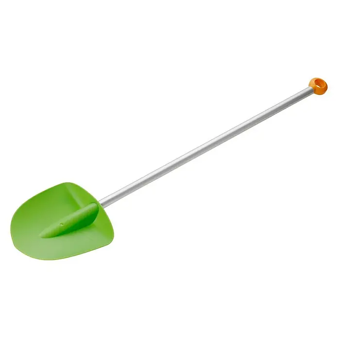 Fiskars Kinder-Spaten My First - Art Stiel: Kurzstiel - Diese Aufnahme zeigt eine grüne Müllschaufel mit einem silbernen Griff und einer orangefarbenen Kappe auf schwarzem Hintergrund.