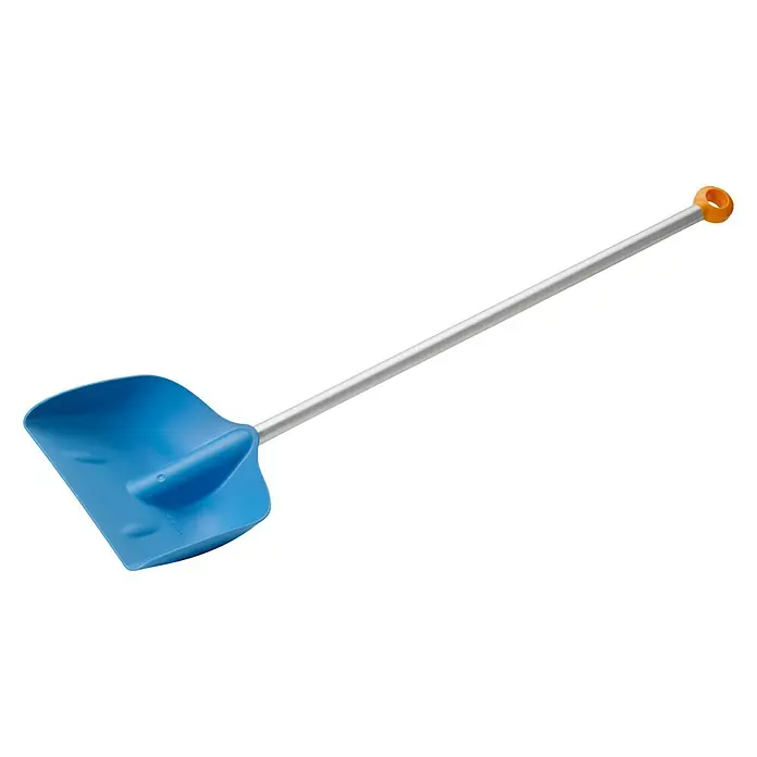 Fiskars Kinder-Schaufel My First - Art Stiel: Kurzstiel - Ein blauer Schneeschieber mit silbernem Griff und orangefarbenem Knauf vor einem schwarzen Hintergrund.