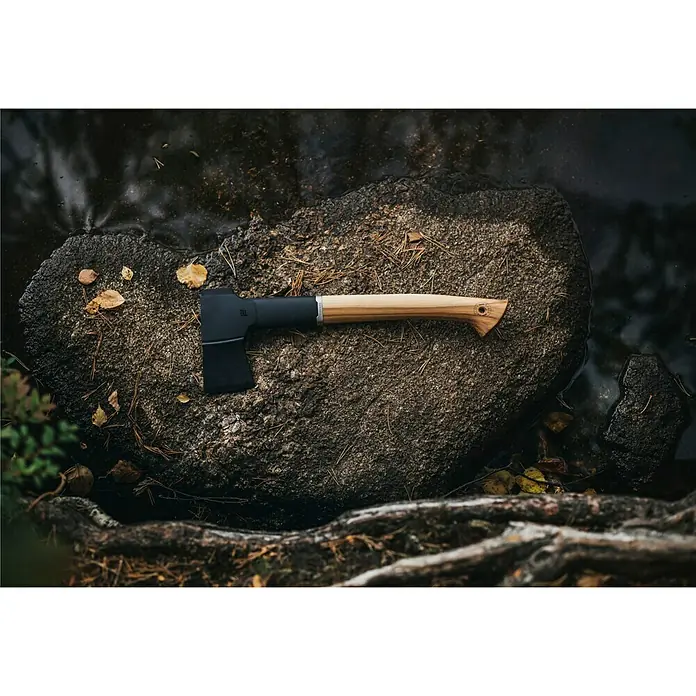 Fiskars Norden Universalaxt N7 - Länge: 38,6 cm - Ein stilvolles Bild einer Axt mit schwarzem Kopf und hellem Holzgriff, die auf einem Stein in natürlicher Umgebung liegt.
