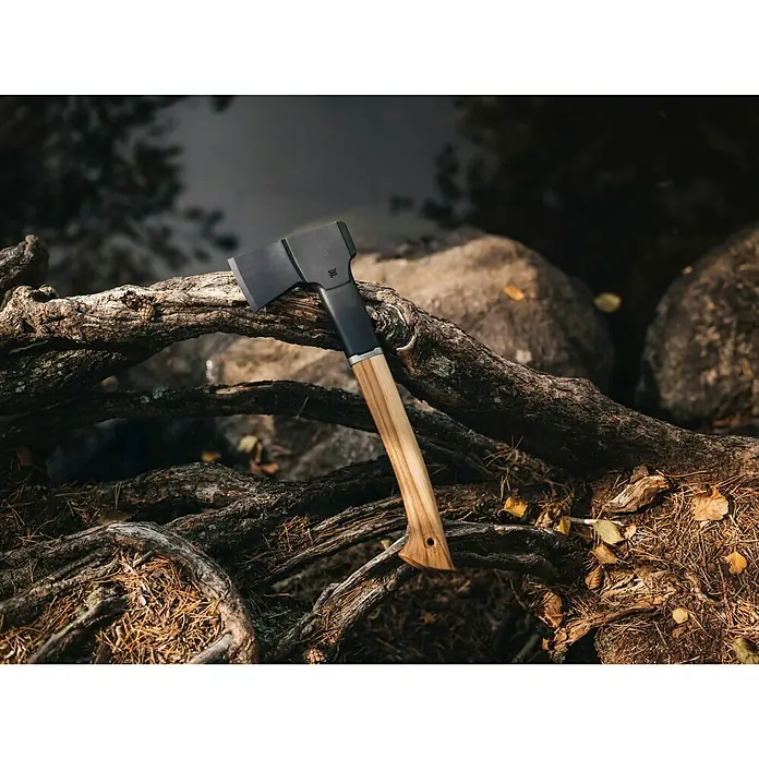 Fiskars Norden Universalaxt N10 - Länge: 47,6 cm - Eine Nahaufnahme einer Axt mit Holzgriff, die auf einem Baumstamm liegt.