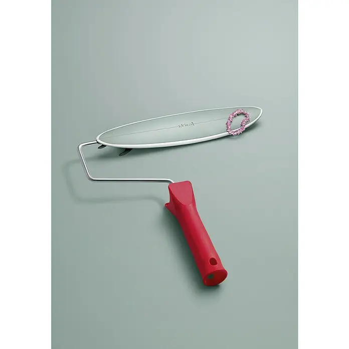 SCHÖNER WOHNEN-Farbe Wandfarbe Trendfarbe - Maui, Matt, 1 l, Konservierungsmittelfrei - Dieses Bild zeigt eine kreative Kombination aus einem Farbroller und einem Surfbrett, verziert mit einer rosa Blumengirlande.