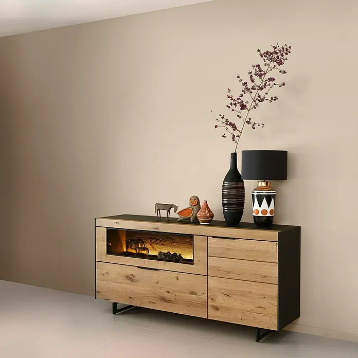 SCHÖNER WOHNEN-Farbe Farbtester Trendfarbe - Finca, Matt, 50 ml, Konservierungsmittelfrei - Ein modernes Sideboard aus hellem Holz mit dunklen Akzenten, dekoriert mit Vasen und einer Lampe, steht vor einer beigen Wand.