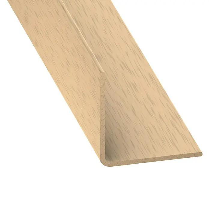 Kantoflex Winkelprofil - 2.600 x 30 x 30 mm, Kunststoff, Buche - Nahaufnahme eines U-förmigen Holzprofils. Ideal für den Innenausbau, bietet dieses Profil eine saubere und ästhetische Lösung für Ecken und Kanten.