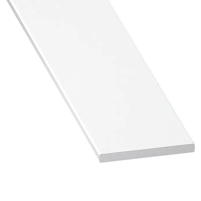 Kantoflex Flachprofil - Stärke: 2,5 mm, Weiß - Bild einer weißen Kunststoffleiste, die sich diagonal durch das Bild erstreckt und eine saubere, moderne Ästhetik vermittelt.
