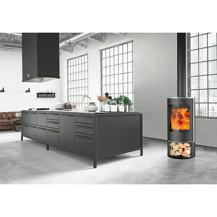 Fireplace Kaminofen Verona - 5,5 kW, Raumheizvermögen: 90 m³, Material Verkleidung: Stahl, Schwarz - Schwarzer Kaminofen mit Holzscheiten im modernen Küchenambiente, der Wärme und Stil vereint.