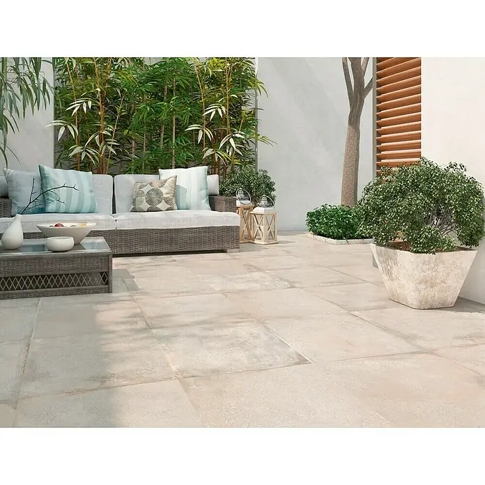 BHS Showroom Pavimento porcelánico Origin - 60 x 60 cm, Caliza - Un espacio exterior elegante con baldosas de gran formato que crean un ambiente moderno y acogedor.