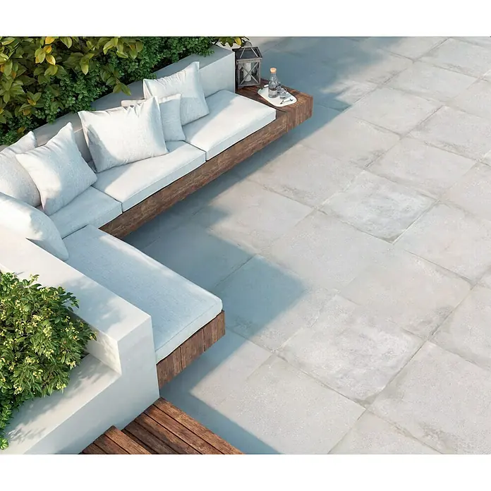 BHS Showroom Pavimento porcelánico Origin - 60 x 60 cm, Caliza - Elegantes baldosas grises para patio con moderna zona de descanso, ideales para exteriores.