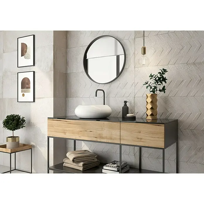 Revestimiento de pared Origin - 90 x 30 cm, Caliza, Rectificado - Un tocador de baño con un moderno lavabo redondo y accesorios elegantes que crean un ambiente elegante.