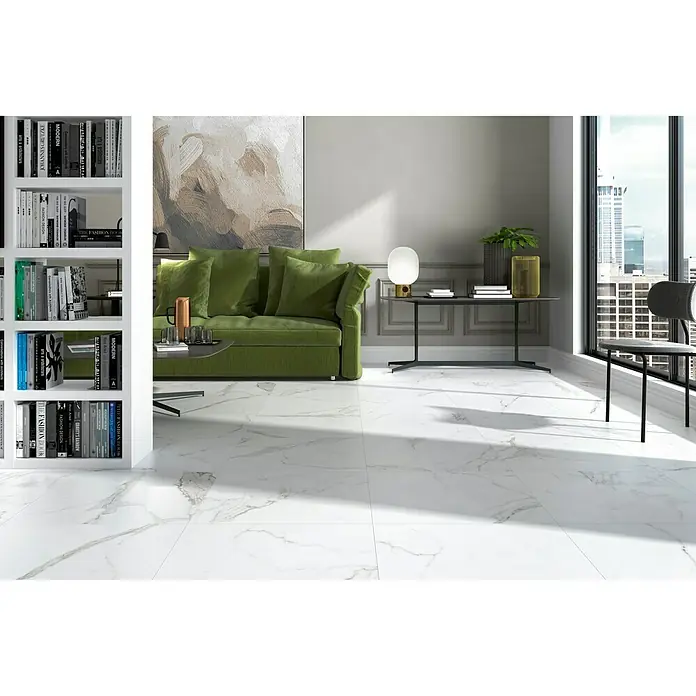 BHS Showroom Pavimento porcelánico Palatina Brillo - 60 x 60 cm, Blanco Carrara, Brillante - Elegante interior con llamativas baldosas blancas con diseño de mármol, que añaden un toque de lujo a la estancia.