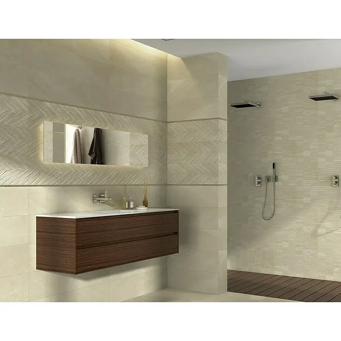 Revestimiento de pared Apuan - 90 x 30 cm, Beige, Rectificado - Elegante interior de baño con tocador de madera oscura, gran espejo y accesorios modernos. Los azulejos beige y blanco aportan calidez al espacio.